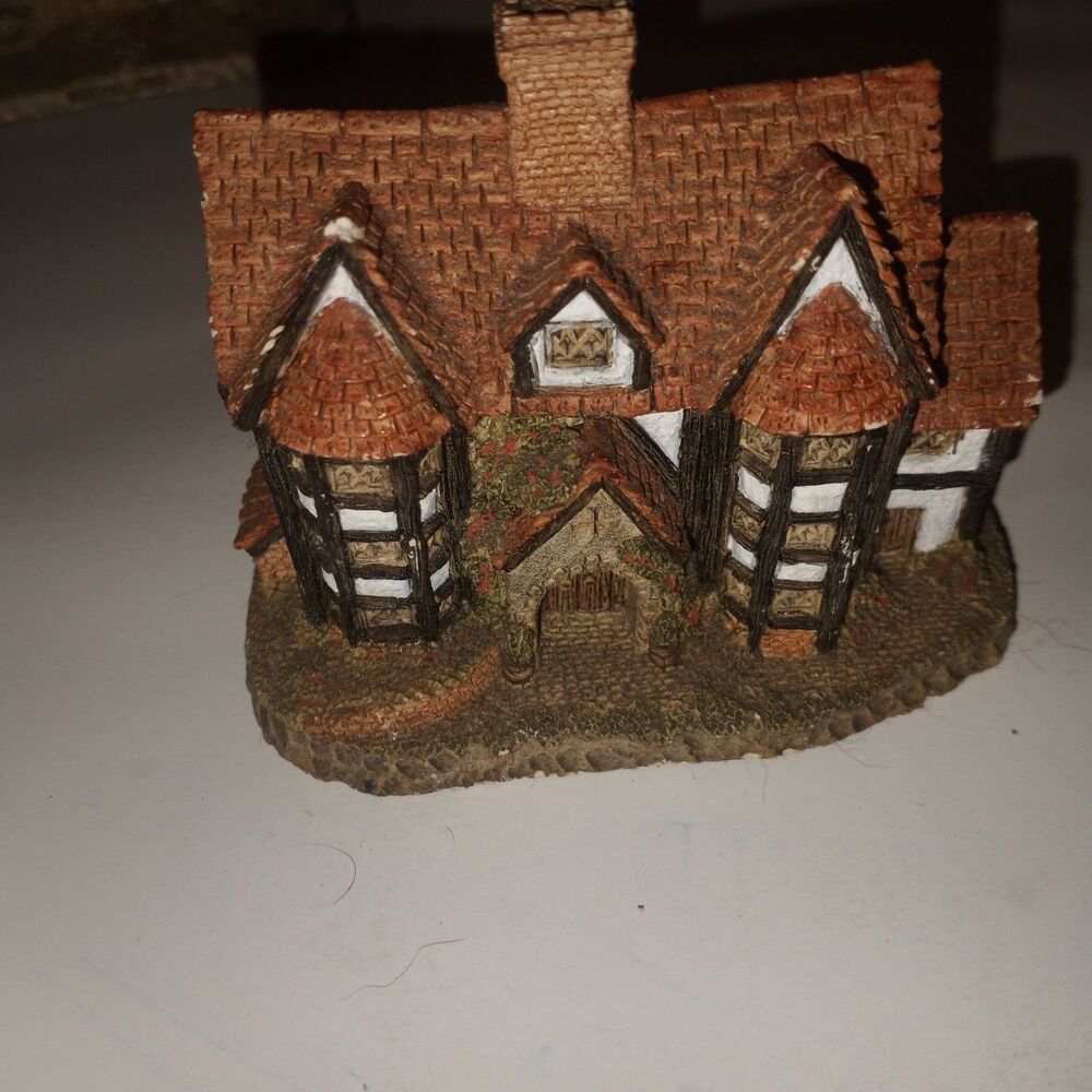 David Winter Shirehall Cottage 1985 Handmade Hand Painted Great Britain